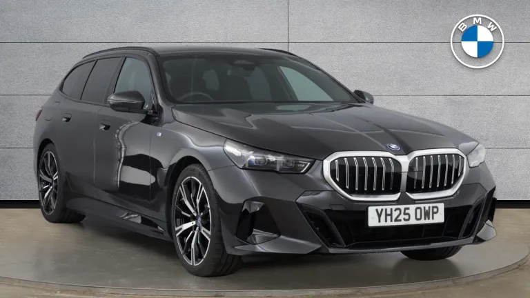 BMW 5 Series 2.0 530e 22.1kWh M Sport Touring Steptronic Euro 6 (s/s) 5dr (YH25OWP) - Hero Image