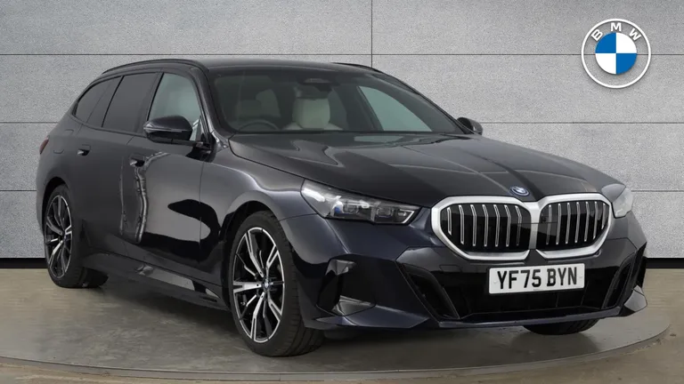 BMW 5 Series 2.0 530e 22.1kWh M Sport Touring Steptronic Euro 6 (s/s) 5dr (YF75BYN) - Hero Image