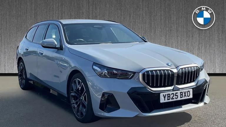 BMW 5 Series 2.0 530e 22.1kWh M Sport Touring Steptronic Euro 6 (s/s) 5dr (YB25BXO) - Hero Image