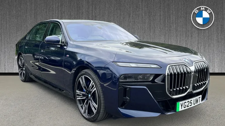 BMW i7 50 105.7kWh M Sport Auto eDrive 4dr (YG25UWT) - Hero Image