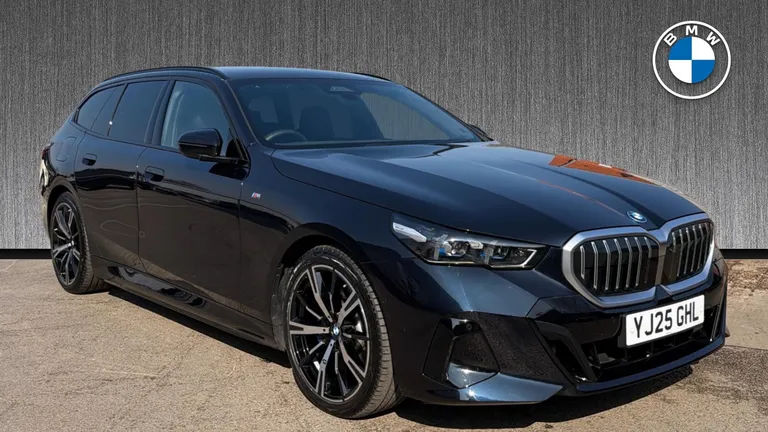 BMW 5 Series 2.0 530e 22.1kWh M Sport Touring Steptronic Euro 6 (s/s) 5dr (YJ25GHL) - Hero Image