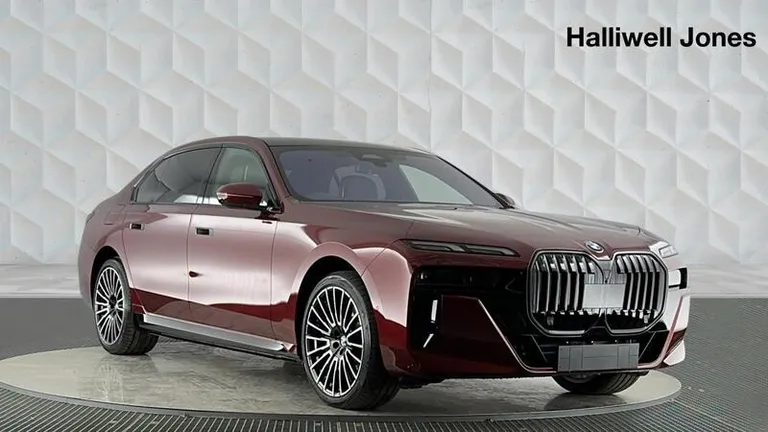 BMW 7 Series 3.0 750e 22.1kWh M Sport Auto xDrive Euro 6 (s/s) 4dr (MM26LFV) - Hero Image