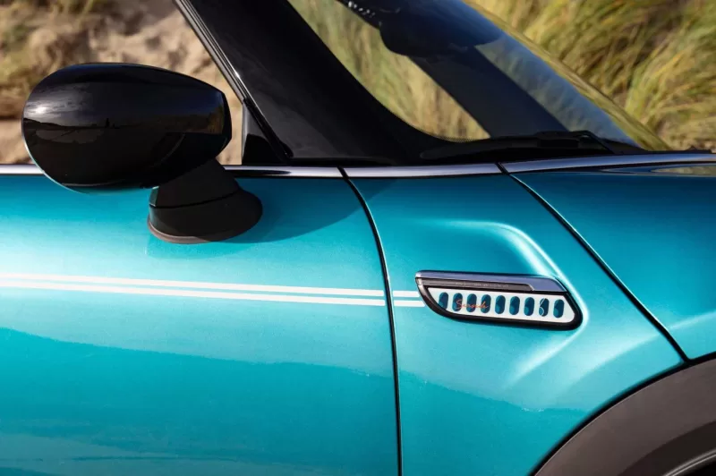 Celebrating 30 years of the Convertible: The MINI Convertible Seaside Edition - Image 104382/3