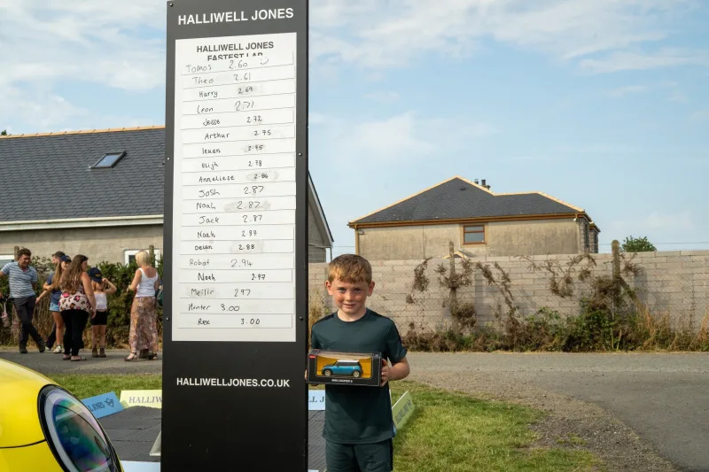 Halliwell Jones MINI Raises Over £460 for Hope House and Ty Gobaith at the Anglesey Show. - Image 974647/3