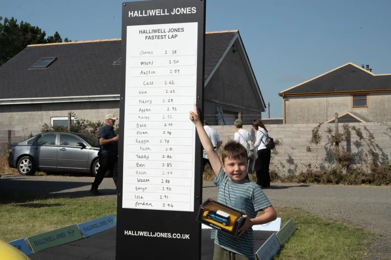Halliwell Jones MINI Raises Over £460 for Hope House and Ty Gobaith at the Anglesey Show. - Image 974647/1