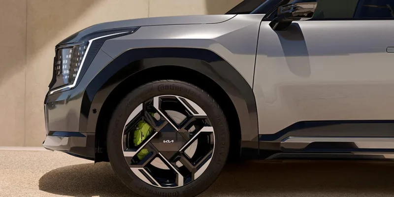 21” alloy wheels with high-performance tyres