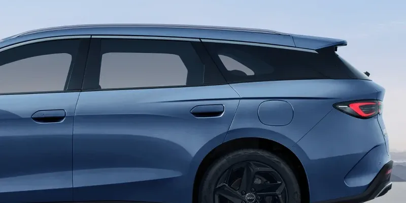 Double waistlines for a dynamic look