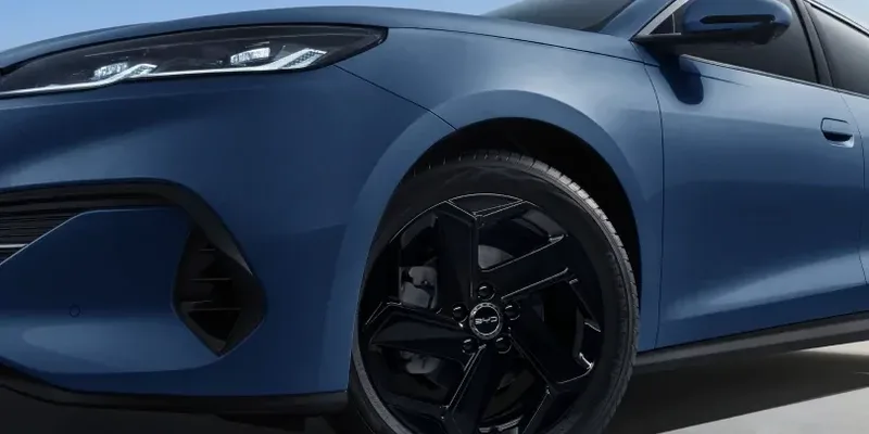 ‘Flying axe’ alloy wheels