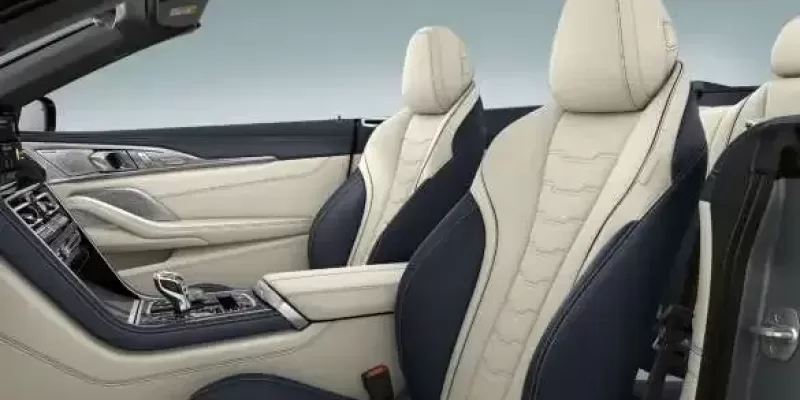 Multifunction seats for driver and front passenger.