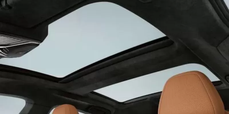 Panoramic glass sunroof.