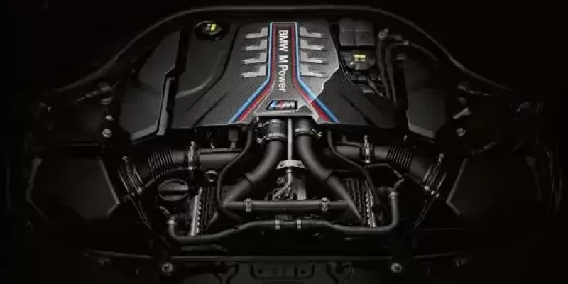 625 hp high-performance M TwinPower Turbo V8-cylinder petrol engine.