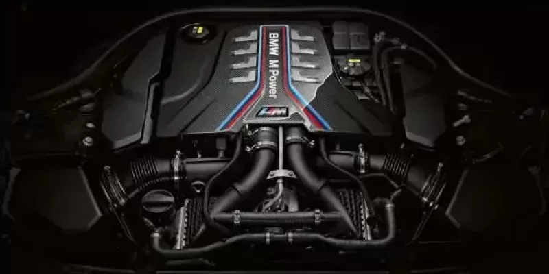 625 hp high-performance M TwinPower Turbo V8-cylinder petrol engine.