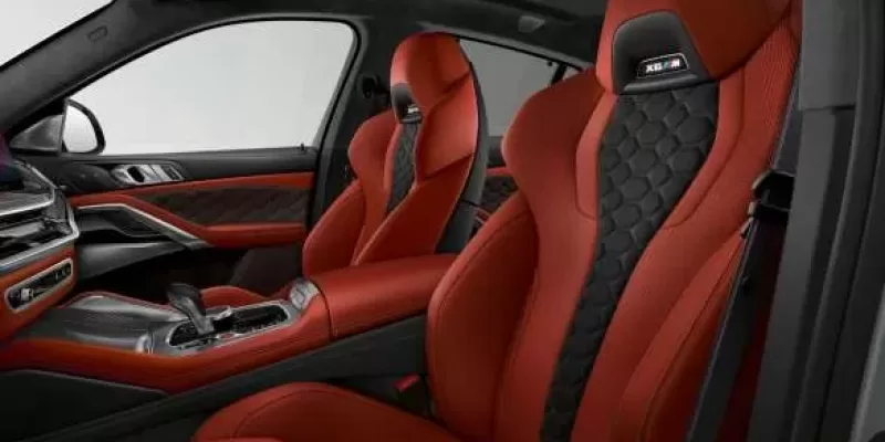 M multifunction seats for driver and front passenger.