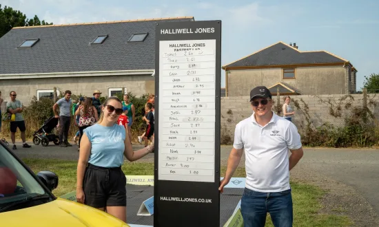 Halliwell Jones MINI Raises Over £460 for Hope House and Ty Gobaith at the Anglesey Show.